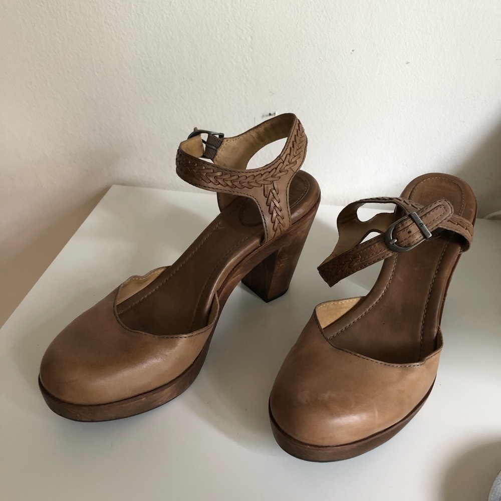Frye- Wooden clog type pump